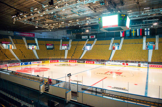 Tröjor på läktarplats före ishockeymatchen i Sweden