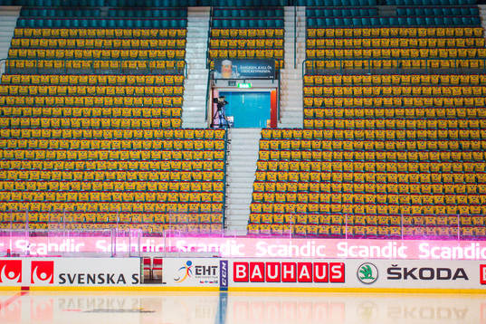 Tröjor på läktarplats före ishockeymatchen i Sweden