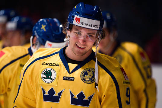 Sveriges Adrian Kempe före ishockeymatchen i Sweden Hockey