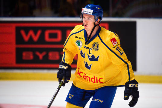 Sveriges Mikael Backlund före ishockeymatchen i Sweden
