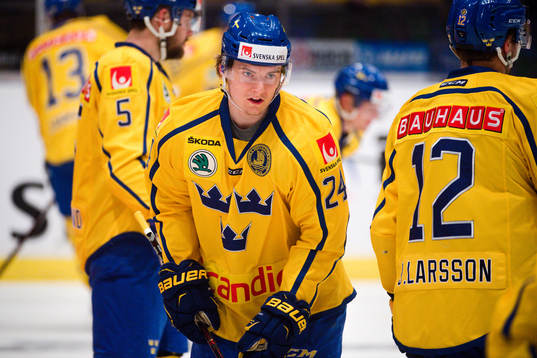 Sveriges Lias Andersson före ishockeymatchen i Sweden