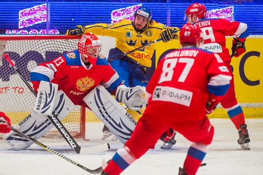 Sveriges Mika Zibanejad och Rysslands målvakt Vasily