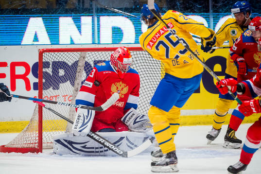Sveriges Jacob de la Rose mot Rysslands målvakt Vasily