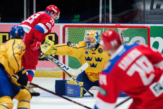 Rysslands Alexei Byvaltsev gör 3-1 bakom Sveriges målvakt