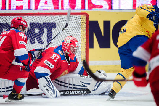 Sveriges John Norman gör 1-0 bakom Rysslands målvakt