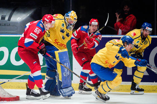 Sveriges målvakt Magnus Hellberg i en situation bakom