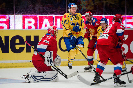 Sveriges Jacob Nilsson oroar framför Rysslands målvakt