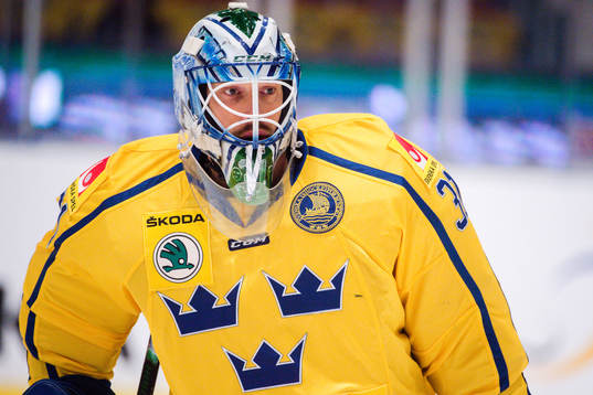 Sveriges målvakt Anders Nilsson före  ishockeymatchen i