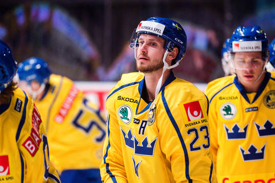 Sveriges Oliver Ekman Larsson före ishockeymatchen i