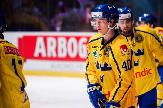 Sveriges Elias Pettersson före ishockeymatchen i Sweden
