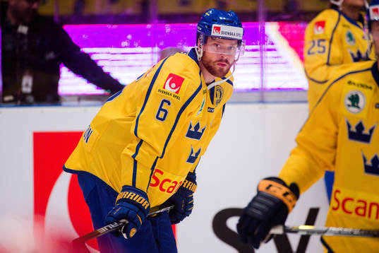 Sveriges Adam Larsson före ishockeymatchen i Sweden Hockey