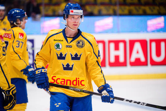 Sveriges Elias Pettersson före ishockeymatchen i Sweden