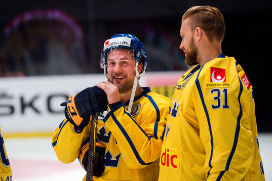 Sveriges Johan Larsson och målvakt Anders Nilsson