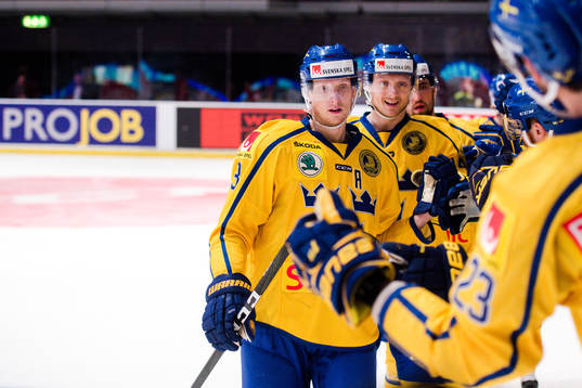Sveriges John Klingberg och Carl Klingberg jublar