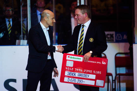 Svenska Spel delar ut en prischeck till Svensk Ishockey