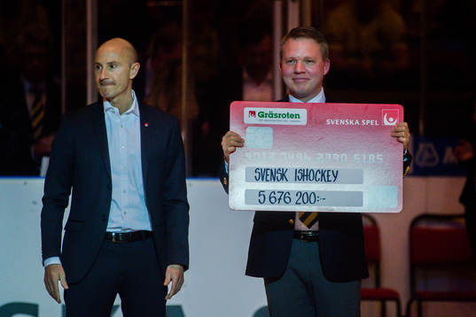 Svenska Spel delar ut en prischeck till Svensk Ishockey