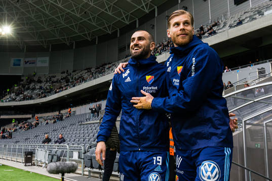 Djurgårdens Yura Movsisyan och Niklas Gunnarsson springer