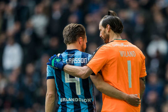 Djurgårdens Jacob Une Larsson och Djurgårdens målvakt