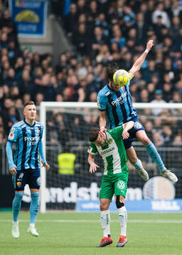 Hammarbys Jeppe Andersen i en nickduell med Djurgårdens