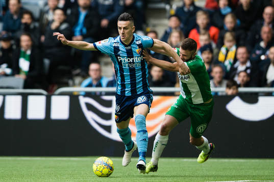 Djurgårdens Haris Radetinac i kamp om bollen med Hammarbys