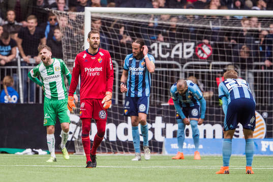 Djurgårdens målvakt Andreas Isaksson deppar