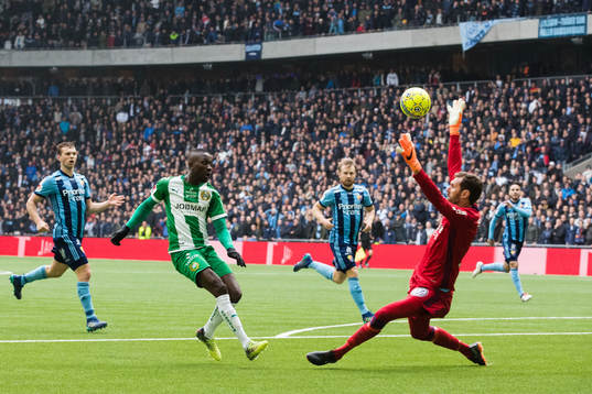 Hammarbys Pa Amat Dibba lyfter bollen över Djurgårdens
