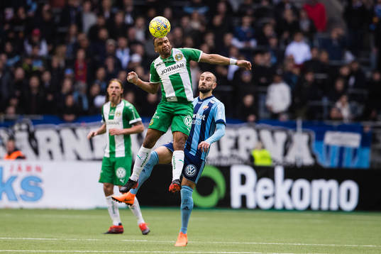 Hammarbys Serge-Junior Martinsson Ngouali i kamp om bollen