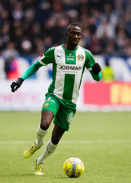 Hammarbys Pa Amat Dibba med bollen