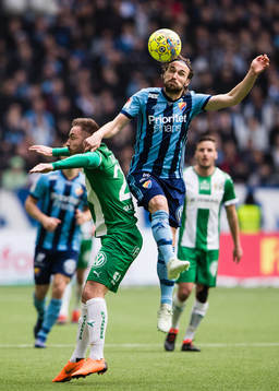 Hammarbys Muamer Tankovic i en nickduell med Djurgårdens