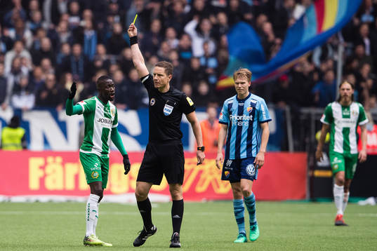 Hammarbys Pa Amat Dibba får ett gult kort av domare Martin