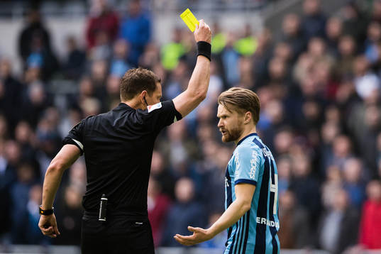 Domare Martin Strömbergsson ger Djurgårdens Jacob Une