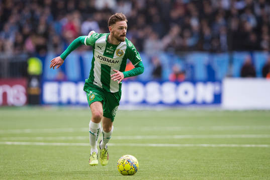 Hammarbys Arnór Smárason med bollen
