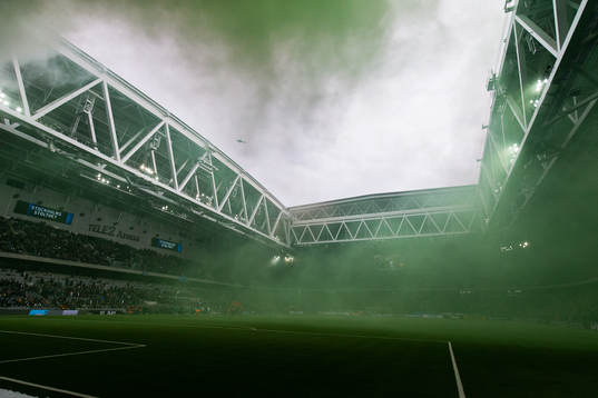 Ett rökfyllt Tele2 Arena innan fotbollsmatchen i