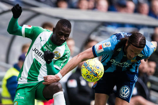 Hammarbys Pa Amat Dibba i kamp om bollen med Djurgårdens