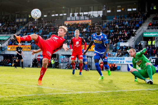 Steffen Lie Skålevik of Brann and goalkeeper Eirik Holmen