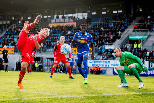 Steffen Lie Skålevik of Brann and goalkeeper Eirik Holmen