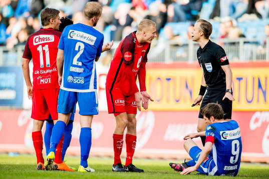 Kristoffer Barmen of Brann argues with referee Ola Hobber