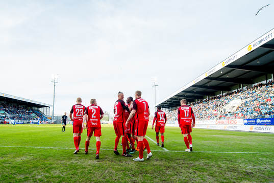 Peter Orry Larsen of Brann celebrates with teammates Sivert
