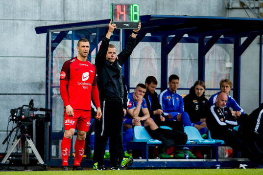 Azar Karadas of Brann prepares to come