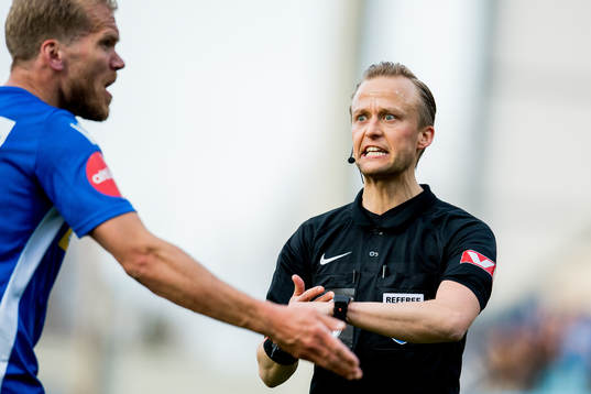 Referee Ola Hobber Nilsen and Lars Grorud of Sandefjord