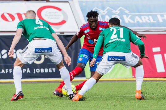 Helsingborgs Mamudu Moro mellan Brages Mattias Liljestrand