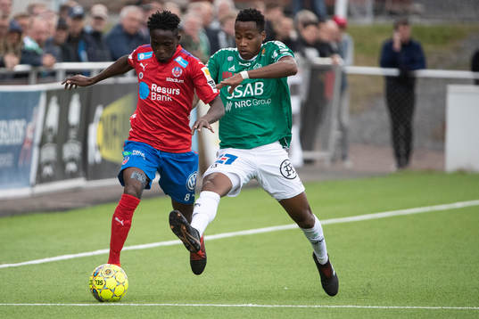 Helsingborgs Mamudu Moro och Brages Mihlali Mayambela  i