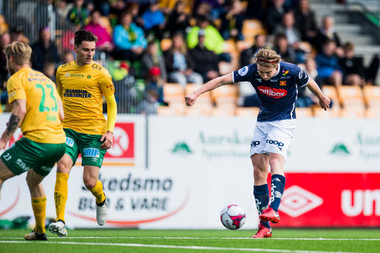Kristian Thorstvedt of Viking scores 0-1