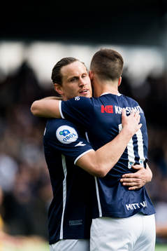 Tommy Høiland and Zlatko Tripic of Viking celebrate 1-4