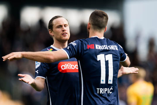 Tommy Høiland and Zlatko Tripic of Viking celebrate 1-4