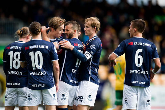 Zlatko Tripic of Viking celebrates 1-4 with his teammates