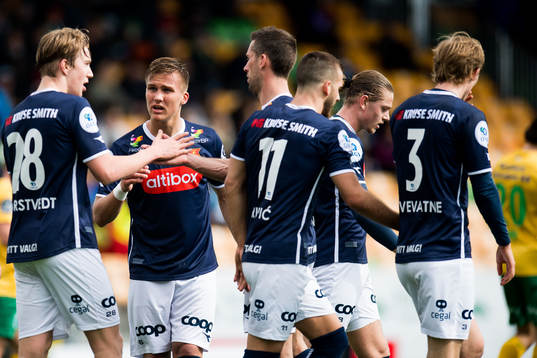 Leo Østigård and the other players of Viking celebrate 1-4