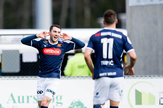 Zymer Bytyqi of Viking celebrates the 1-3 goal