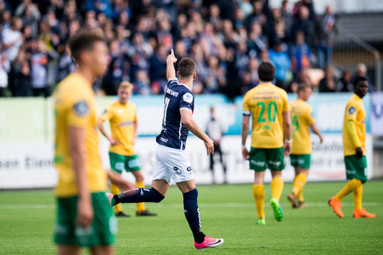 Zlatko Tripic of Viking celebrates the 0-2 goal