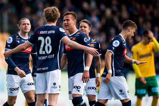 Kristian Thorstvedt celebrates the 0-1 goal with teammates